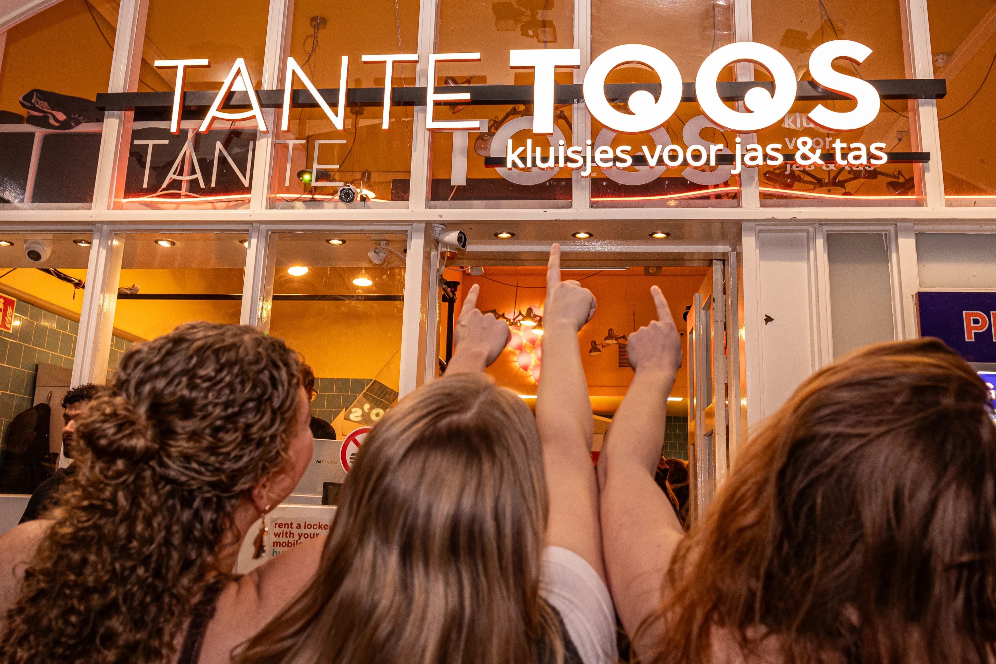 Tante Toos kluisjes — gevel met TANTE TOOS wordmark